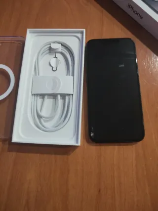 iPhone 16e con funda MagSafe transparente