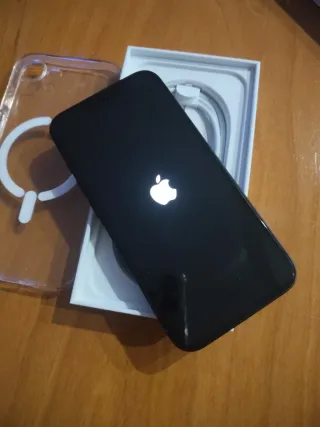 iPhone 16e con funda MagSafe transparente