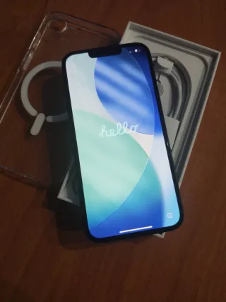 iPhone 16e con funda MagSafe transparente