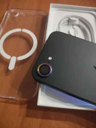 iPhone 16e con funda MagSafe transparente