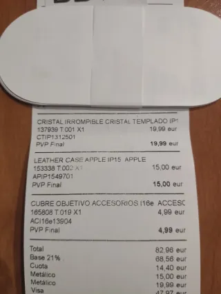 iPhone 16e con funda MagSafe transparente