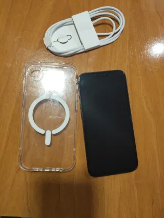 iPhone 16e con funda MagSafe transparente