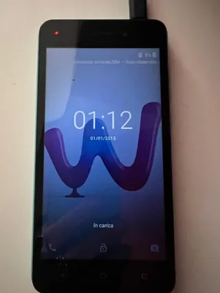 Smartphone Wiko verde acqua con graffi