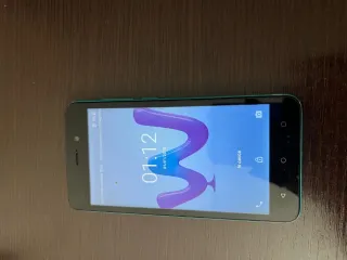 Smartphone Wiko verde acqua con graffi