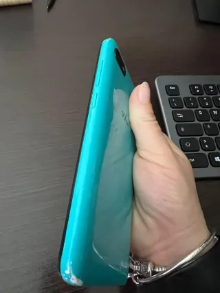 Smartphone Wiko verde acqua con graffi