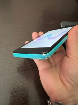 Smartphone Wiko verde acqua con graffi