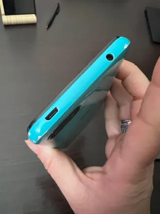 Smartphone Wiko verde acqua con graffi