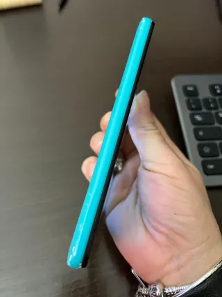 Smartphone Wiko verde acqua con graffi