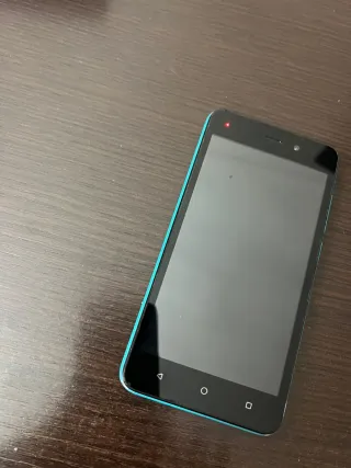 Smartphone Wiko verde acqua con graffi