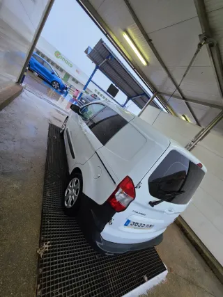 Ford E-Transit Courier 2019