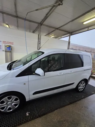 Ford E-Transit Courier 2019