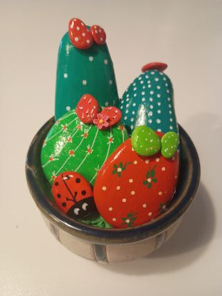 Cactus in sassi, decorazioni Naif