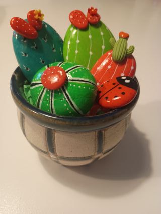 Cactus in sassi, decorazioni Naif