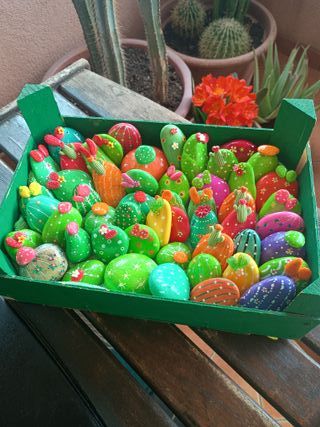 Cactus in sassi, decorazioni Naif