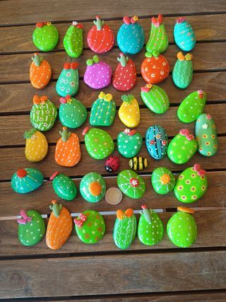 Cactus in sassi, decorazioni Naif