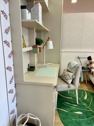 Escritorio infantil/juvenil con estantería