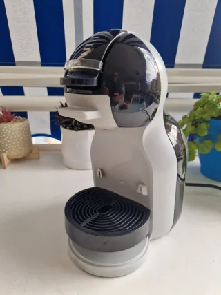 Cafetera Dolce Gusto Negra y Blanca