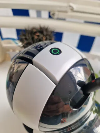 Cafetera Dolce Gusto Negra y Blanca