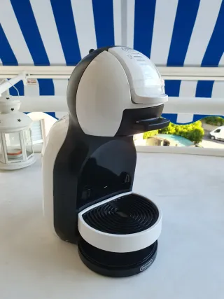 Cafetera Dolce Gusto Blanca y Negra