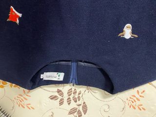 Jersey de punto azul con divertidos bordados