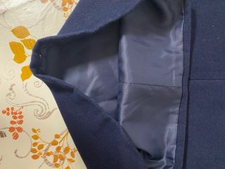 Jersey de punto azul con divertidos bordados