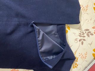 Jersey de punto azul con divertidos bordados
