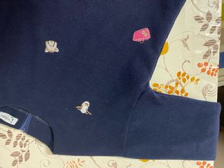 Jersey de punto azul con divertidos bordados