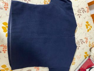 Jersey de punto azul con divertidos bordados