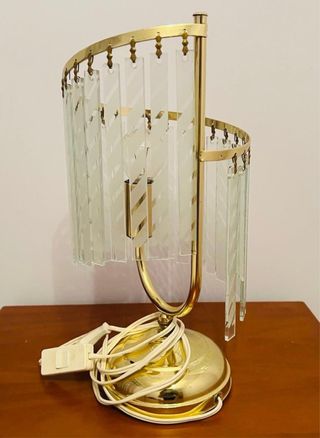 Lámpara de mesa dorada y cristal
