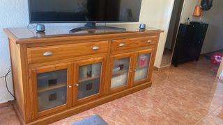Aparador de madera con puertas de cristal