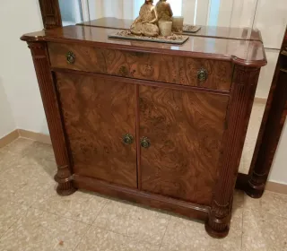 Mueble de entrada de madera con espejo