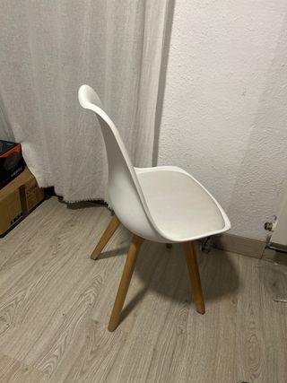 Silla blanca moderna