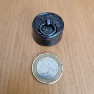 Antigua pesa de báscula con anilla