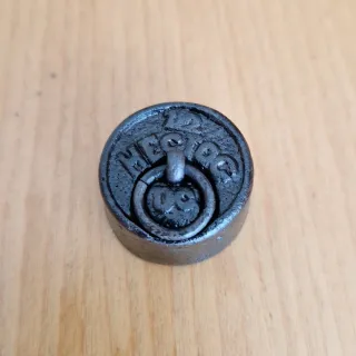 Antigua pesa de báscula con anilla