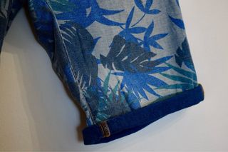 Bermuda vaquera estampada floral