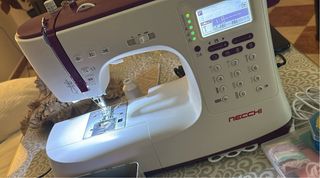 Máquina de coser Necchi con mesa extensible