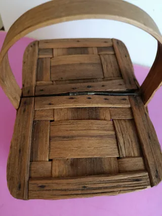 Cestita de mimbre antigua. Una cucada