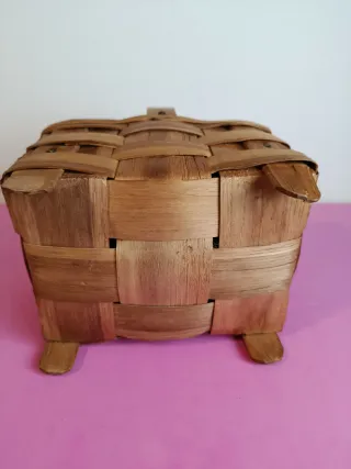 Cestita de mimbre antigua. Una cucada