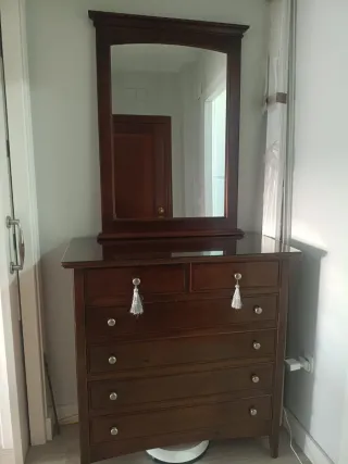 Cómoda de madera con espejo