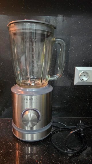 Batidora taurus con una jarra grande de cristal