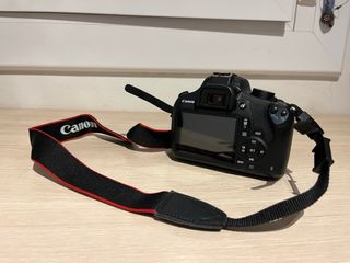 Canon EOS 1200D + Funda (cámara réflex)