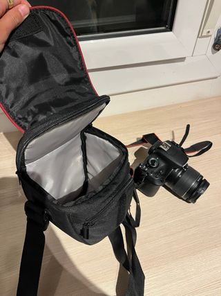 Canon EOS 1200D + Funda (cámara réflex)