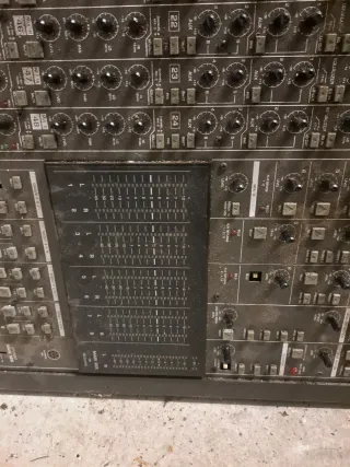 Mesa de Mezclas Behringer