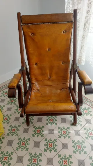 Sillón antiguo estilo colonial africano