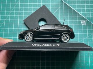 Minichamps 1:43 Opel Astra H OPC (Black Saphire )