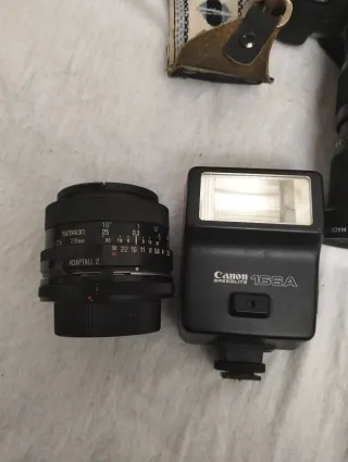 Cámara analógica Canon AE-1 con flash y Tamron