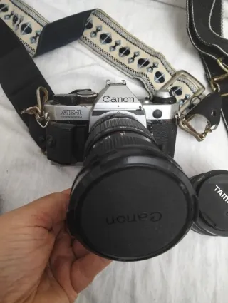 Cámara analógica Canon AE-1 con flash y Tamron