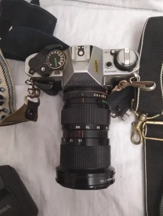 Cámara analógica Canon AE-1 con flash y Tamron