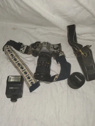 Cámara analógica Canon AE-1 con flash y Tamron