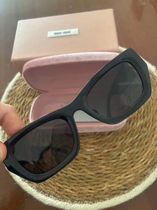 Gafas de sol Miu Miu negras